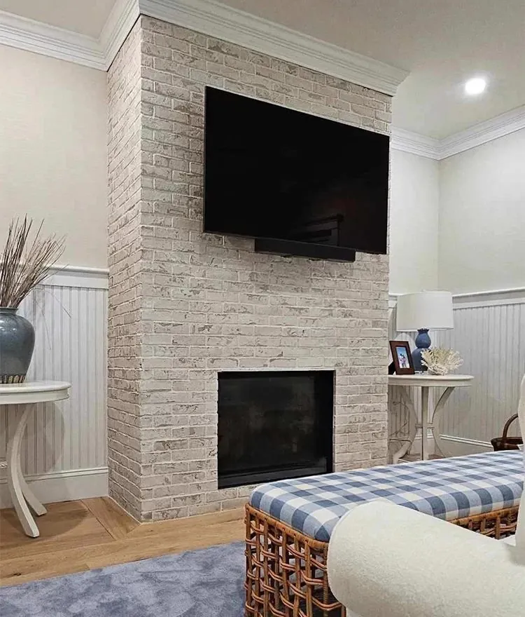 White-washed thin brick feature wall